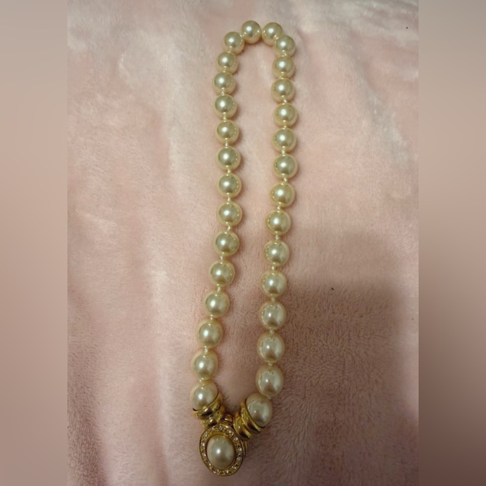 “Vintage Gold Tone Faux Pearl Statement Necklace Rhinestone Clasp”